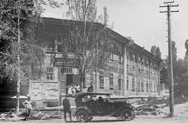 Гостиница в Алма-Ате, где жили Троцкий с семьей-с