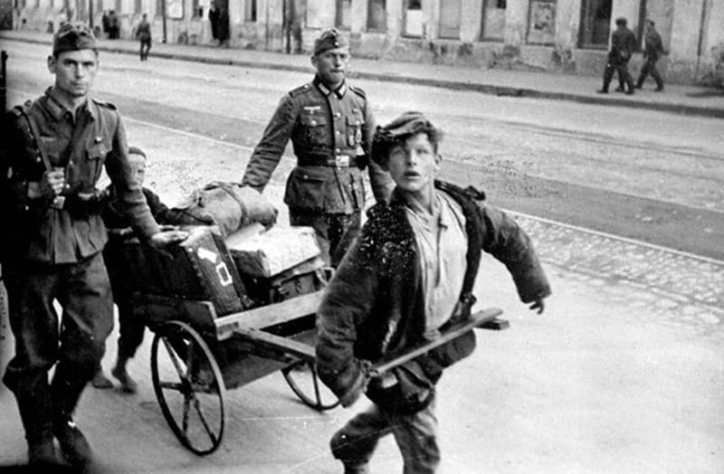 Нацисткие солдаты превращали детей в своих рабов.