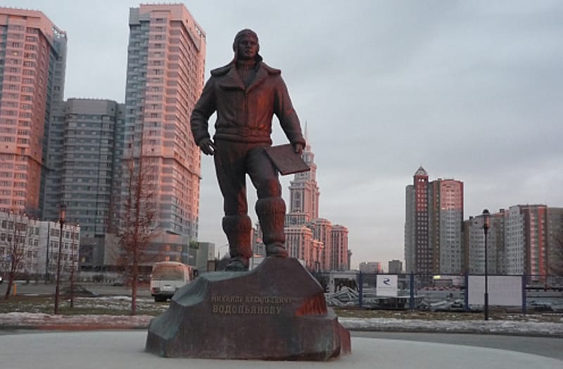 Памятник Михаилу Водопьянову на Ходынском поле-c