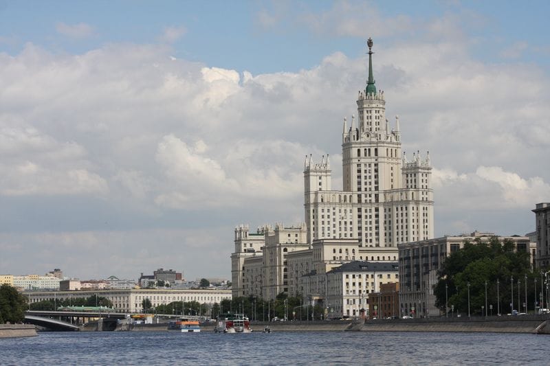 дом на набережной, сталинская высотка, Москва-река, небо