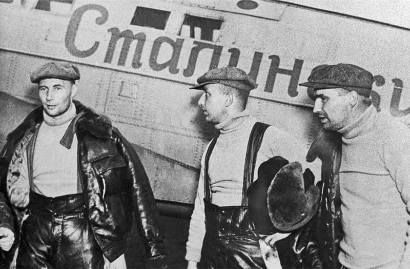 Чкалов, Байдуков и Беляков на фоне АНТ-25