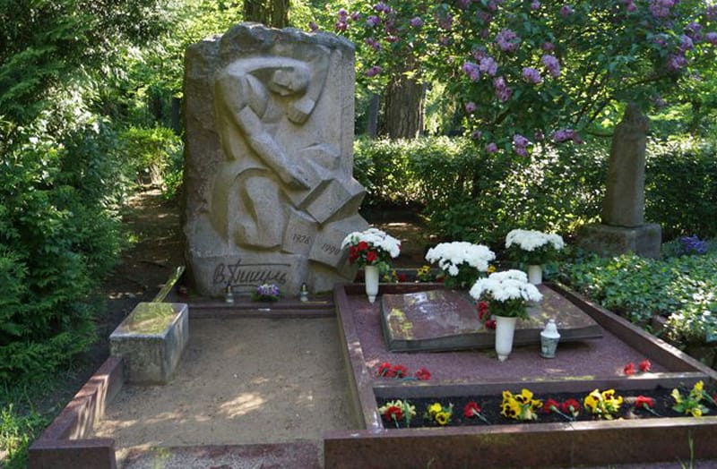 Памятник В. Пикулю на рижском кладбище