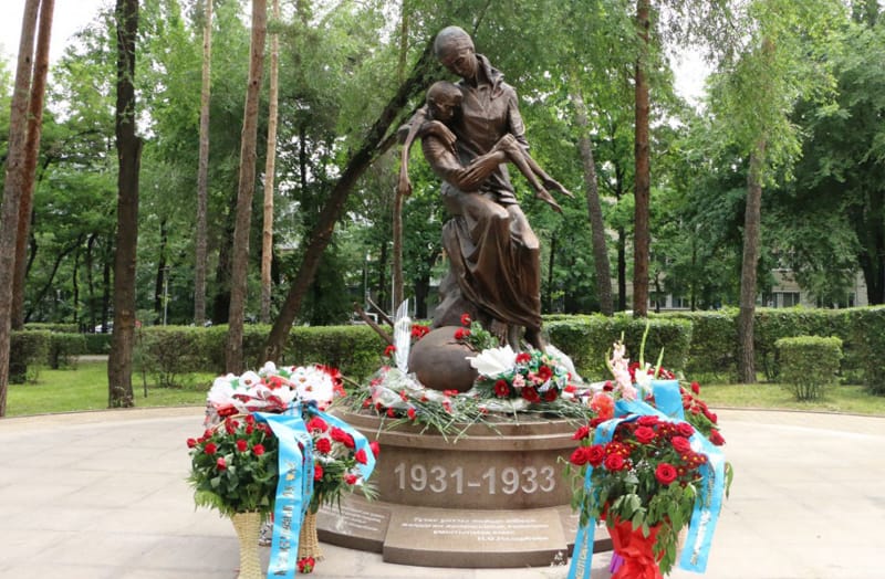 Памятник жертвам голодомора-c
