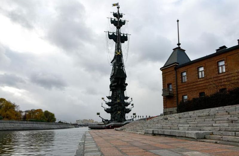 памятник Петру I