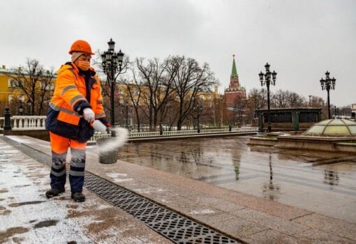 уборка снега, гололед, лед, противогололедная смесь. Фото КГХ