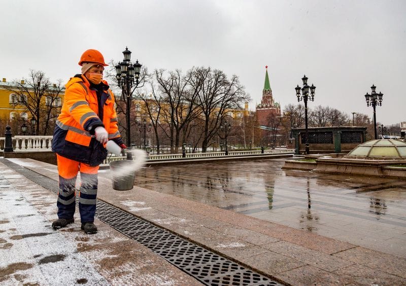 уборка снега, гололед, лед, противогололедная смесь. Фото КГХ