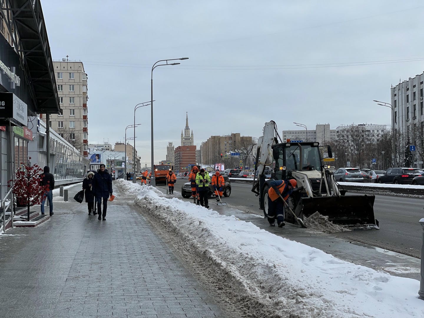 техника, уборка снега, трактор , рабочие. Фото Наталии Бахаревой