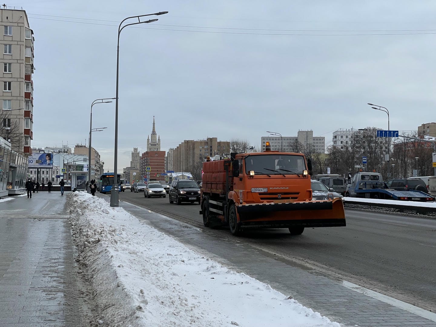 техника, уборка снега, трактор , рабочие. Фото Наталии Бахаревой