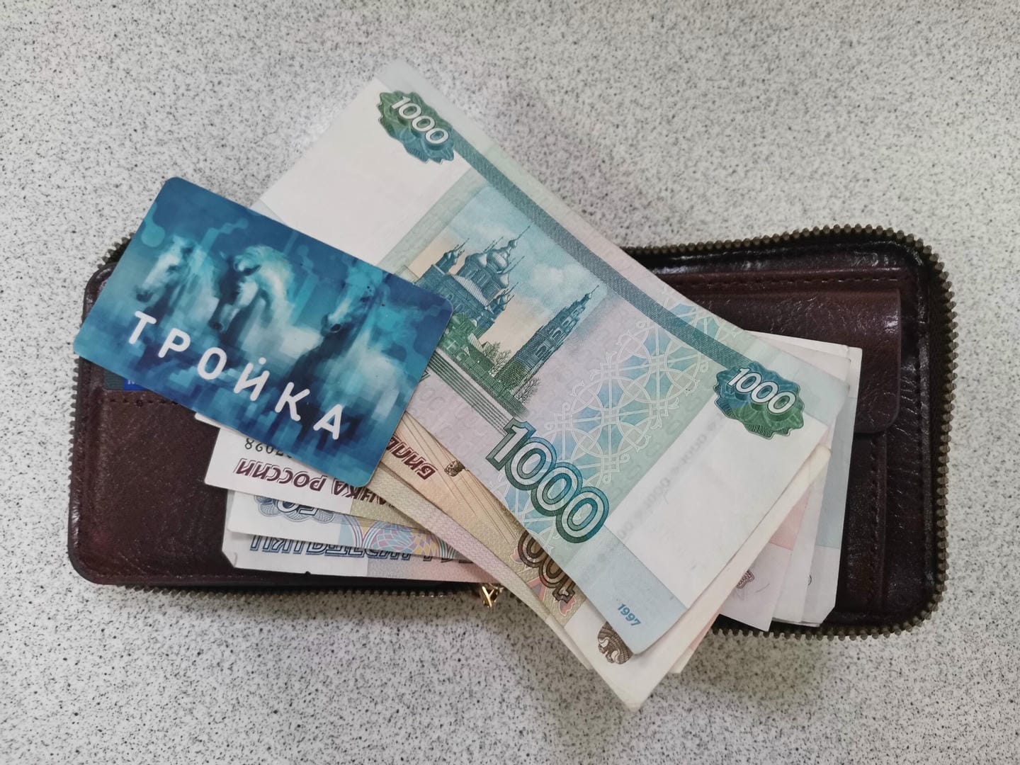 карта тройка, деньги, кошелек. Фото Елены Смойкиной