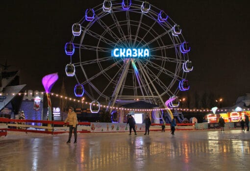 каток, зима. Фото пресс-службы парка “Сказка”.