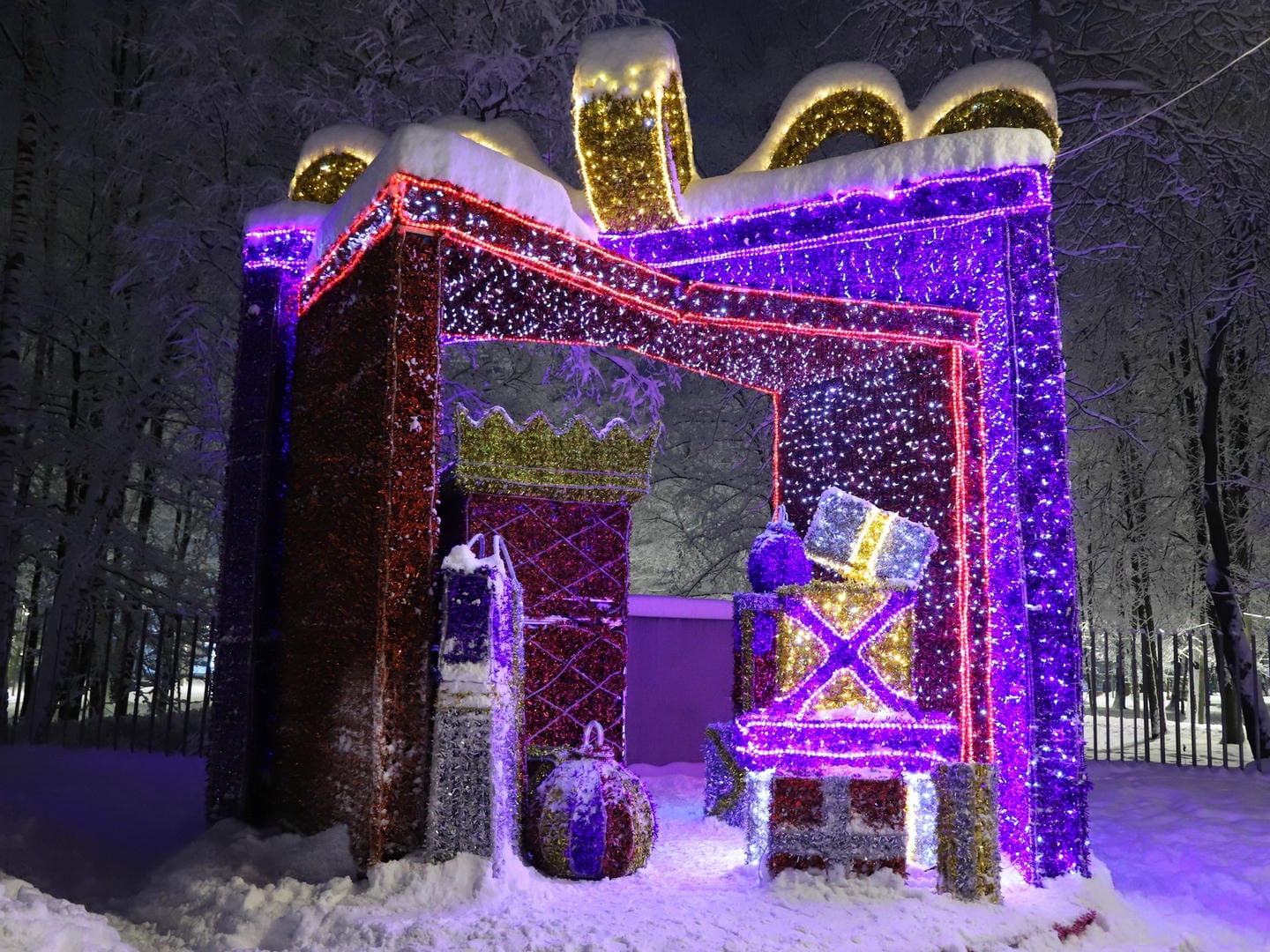Подарок, Новый год, украшение, Москва, подсветка. Фото Юлии Смагринской