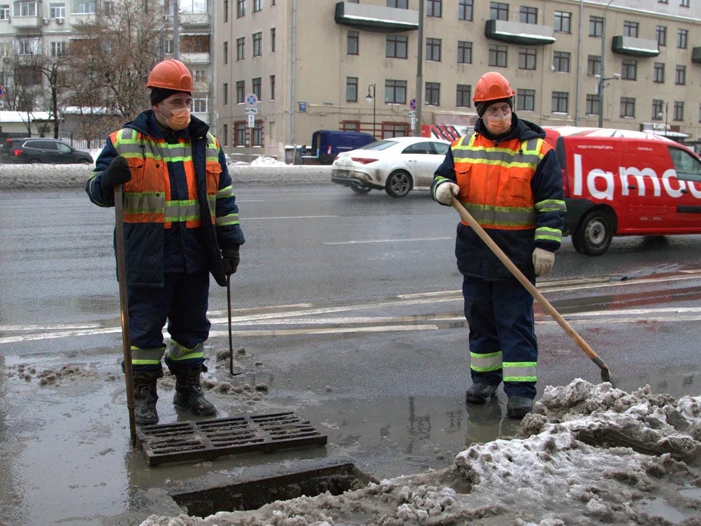 Мосводосток, ливневка, снег, оттепель, очистка ливневок. ФОто Полины Гусаровой