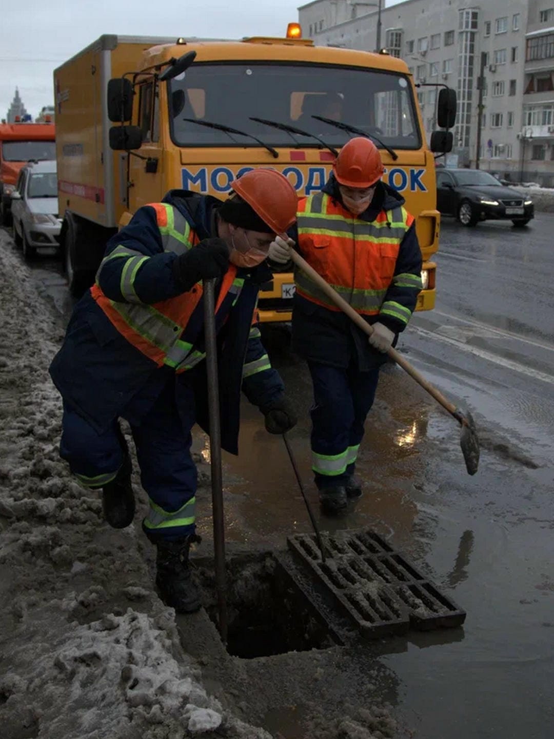 Мосводосток, ливневка, снег, оттепель, очистка ливневок. ФОто Полины Гусаровой