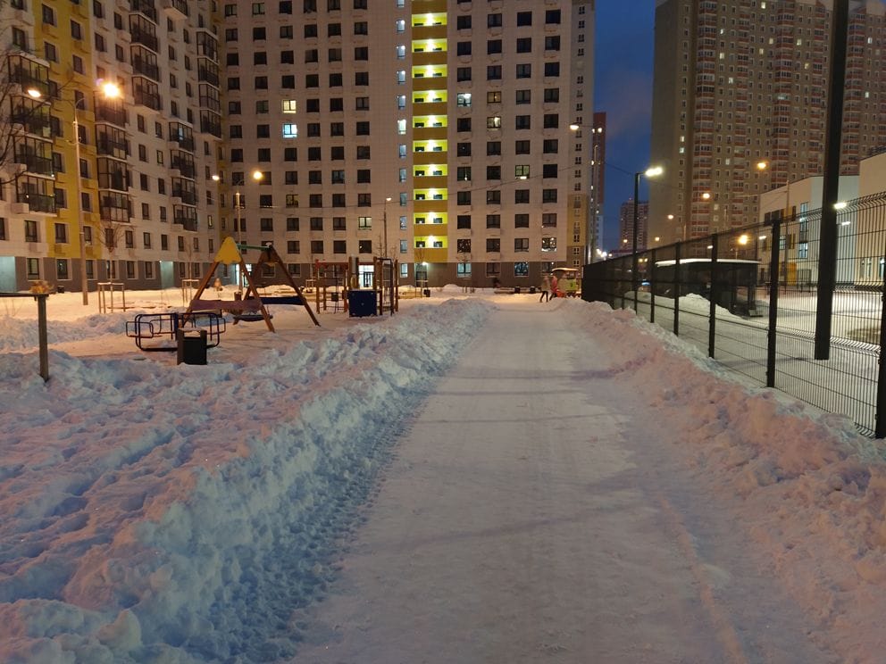 зима, дорога, снег, дом, фонари. Фото Анны Некрасовой