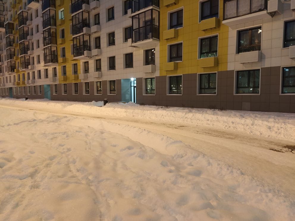 дом, подъезд, снег, дорога. Фото Анны Некрасовой