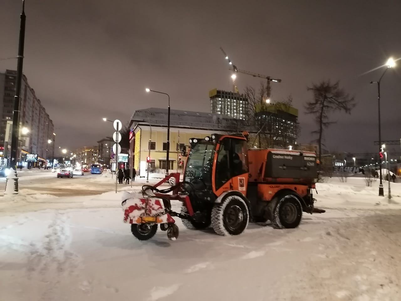 уборка снега, зима, фото Юлии Смагринской