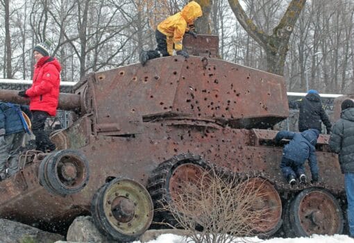 танк, дети, Фото Михаила Ковалева
