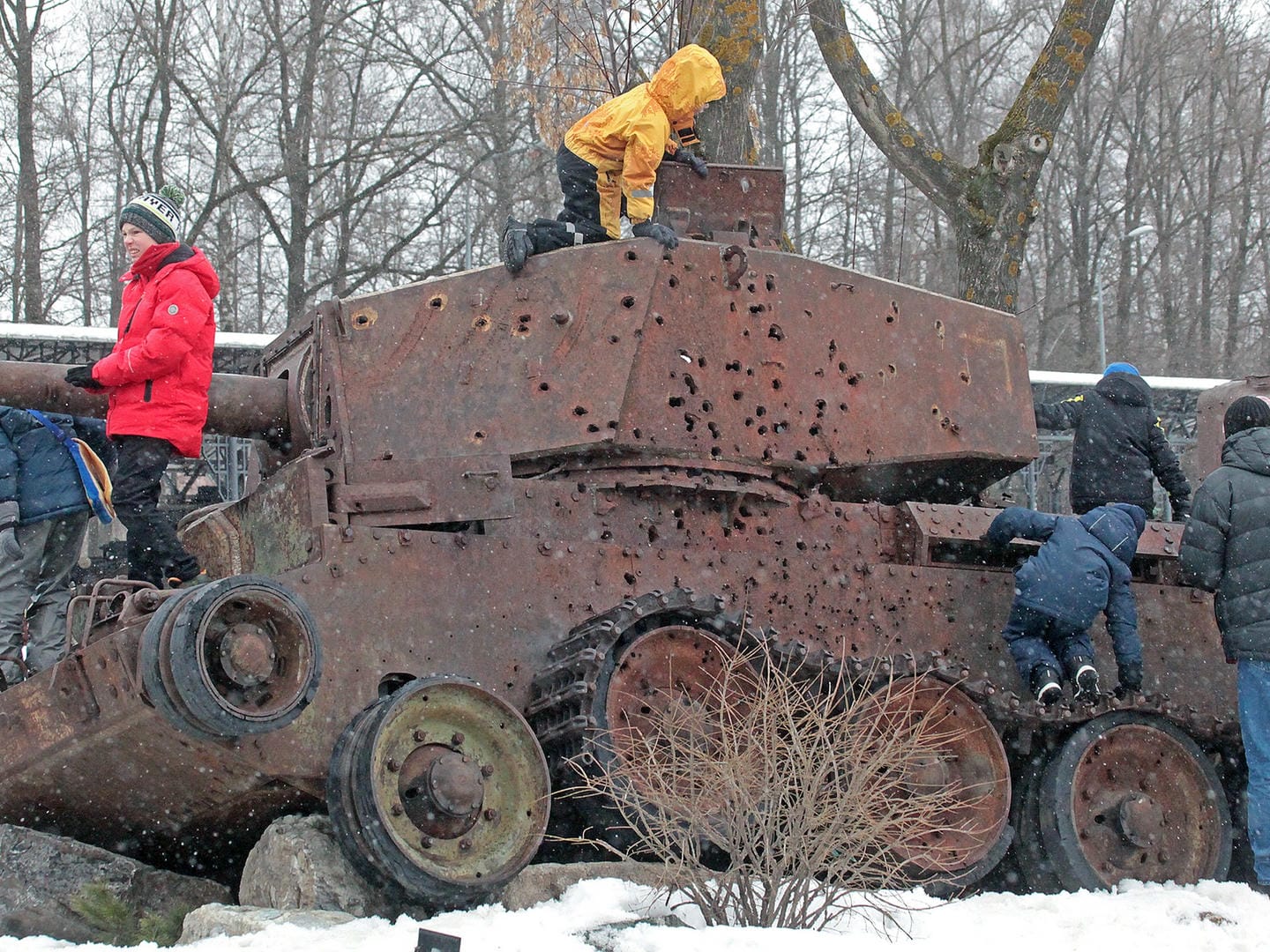 танк, дети, Фото Михаила Ковалева