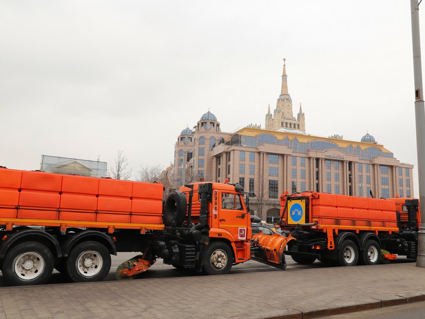 весна в Москве, ГБУ «Автомобильные дороги», снег, техника, уборка снега, фото Юлии Смагринской