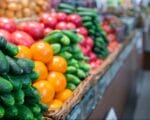дешевыми продуктами, овощи Фото М. Мишина / Пресс-служба мэра и правительства Москвы