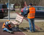 Жилищник, ремонт площадки, скамейка, весна, субботник, Фото пресс-службы ДЖКХ г. Москвы