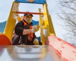 Жилищник, ремонт площадки, горка, весна, субботник, Фото пресс-службы ДЖКХ г. Москвы