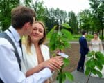Высадка фамильных деревьев молодоженами на территории ВДНХ, приуроченная к 80-летию Главной выставки страны. Фото Сергея Киселева / Агентство «Москва»