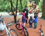 инспектор ОГИБДД УВД по ЗАО Денис Стихарев, детская площадка, дети, велосипед