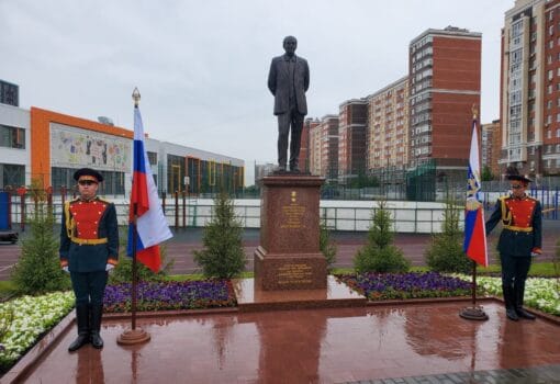 Памятник Вартаняну(1)
