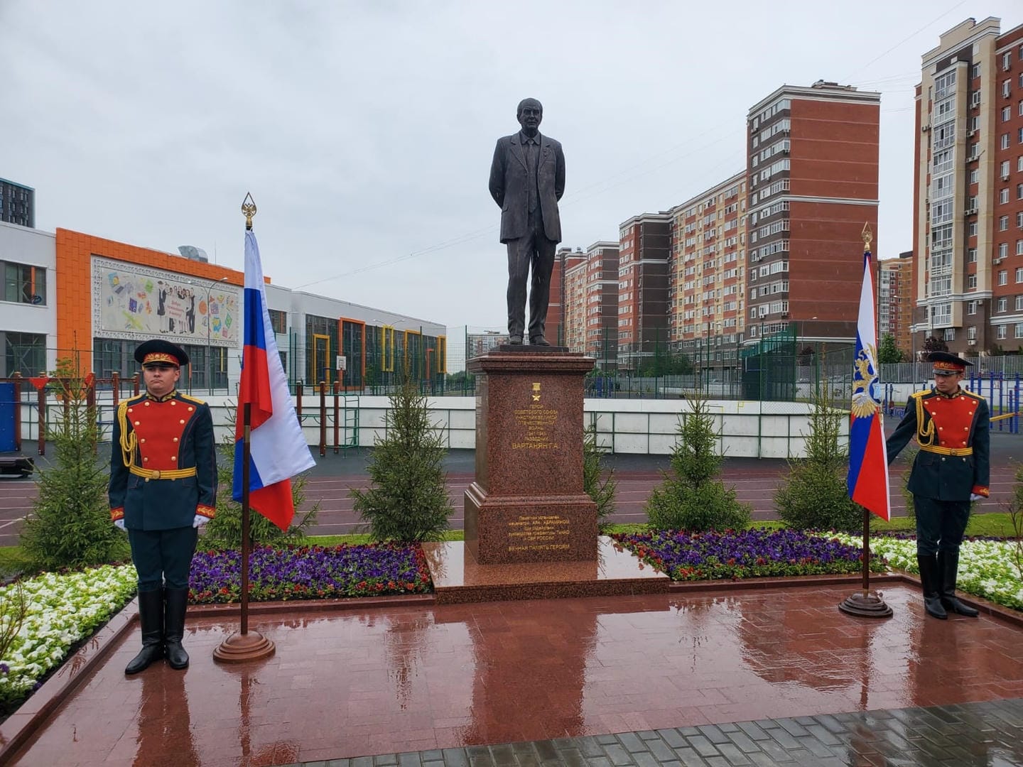 Памятник Вартаняну(1)