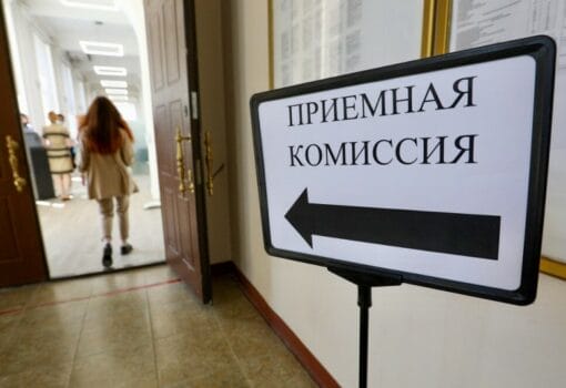 прием документов в вуз, приемная комиссия, абитуриенты, юридический факультет