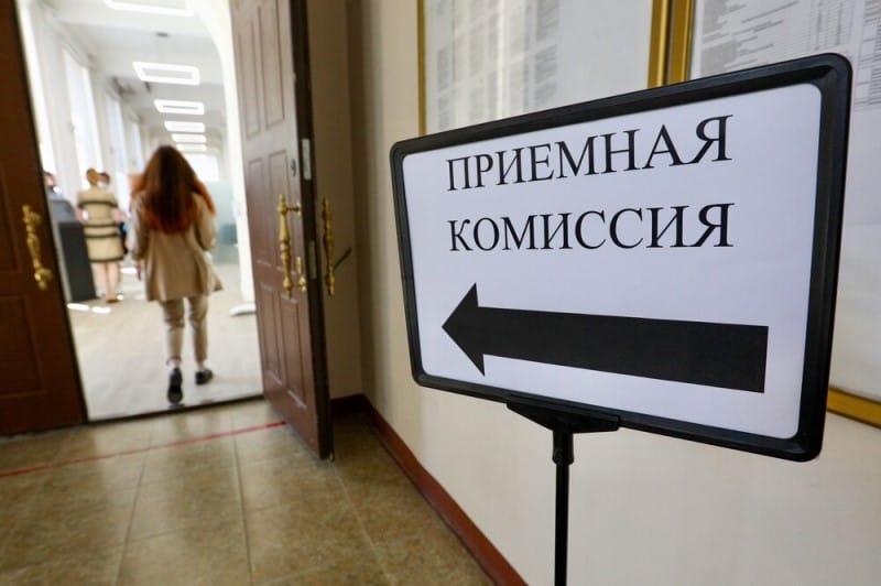 прием документов в вуз, приемная комиссия, абитуриенты, юридический факультет