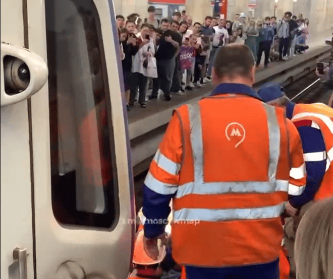 мужчина на путях в метро
