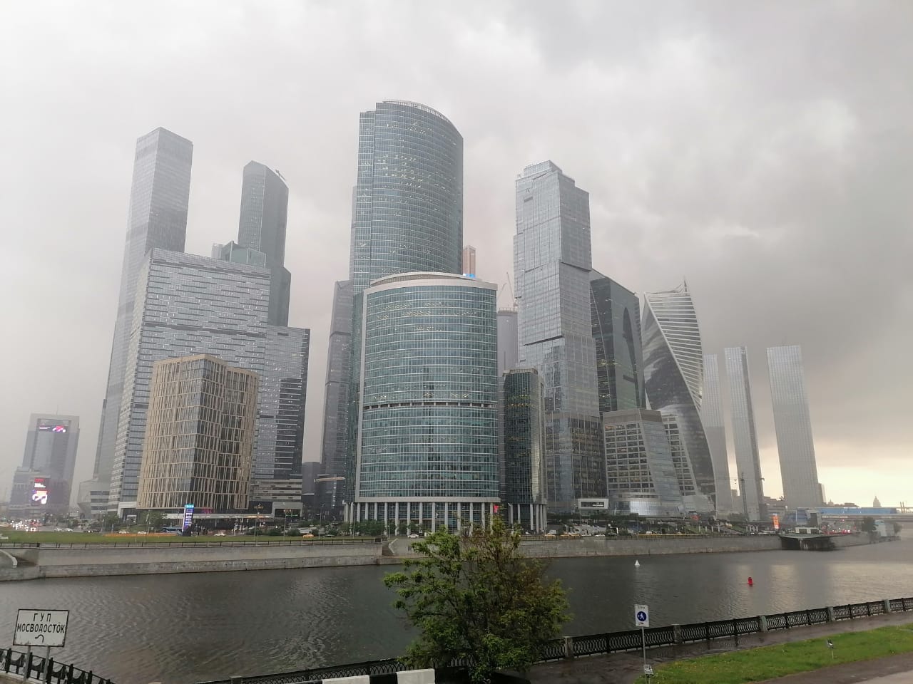 Москва-Сити, дождь, ливень, погода, фото Юлия Смагринская