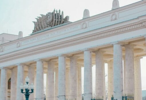 на арке главного входа, парк горького