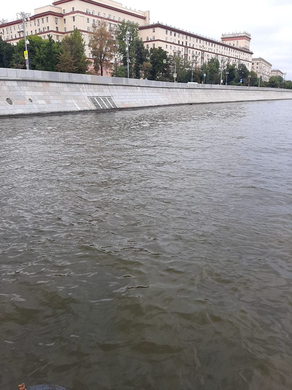 загрязнение воды, пятно на воде, Москва-река, фото КГХ