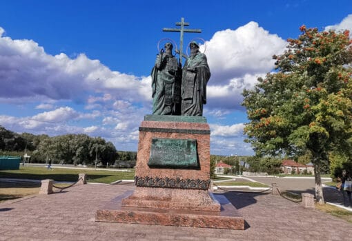 Памятник святым равноапостольным Кириллу и Мефодию в городе Коломне Фото МП