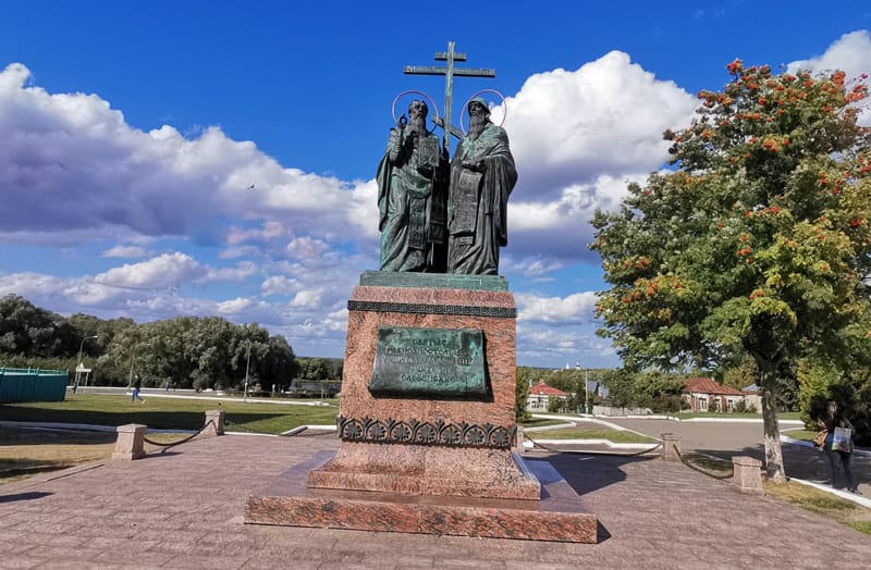 Памятник святым равноапостольным Кириллу и Мефодию в городе Коломне Фото МП