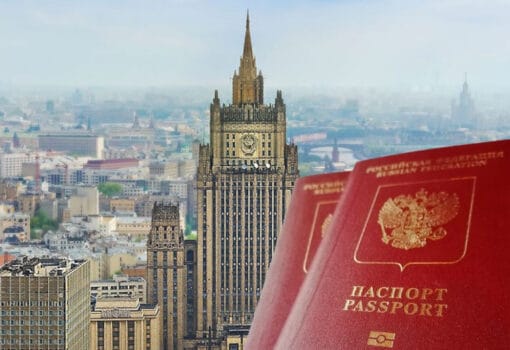 Коллаж загранпаспорт Коллаж «Московской правды»