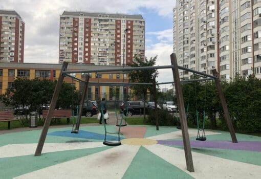 Благоустроенный двор возле дома 36 на Болотниковской улице