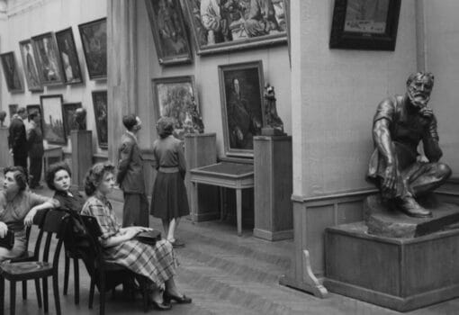 В зале Государственной Третьяковской галереи. Москва. 1957 г. Фото А. Моклецова. Главархив Москвы
