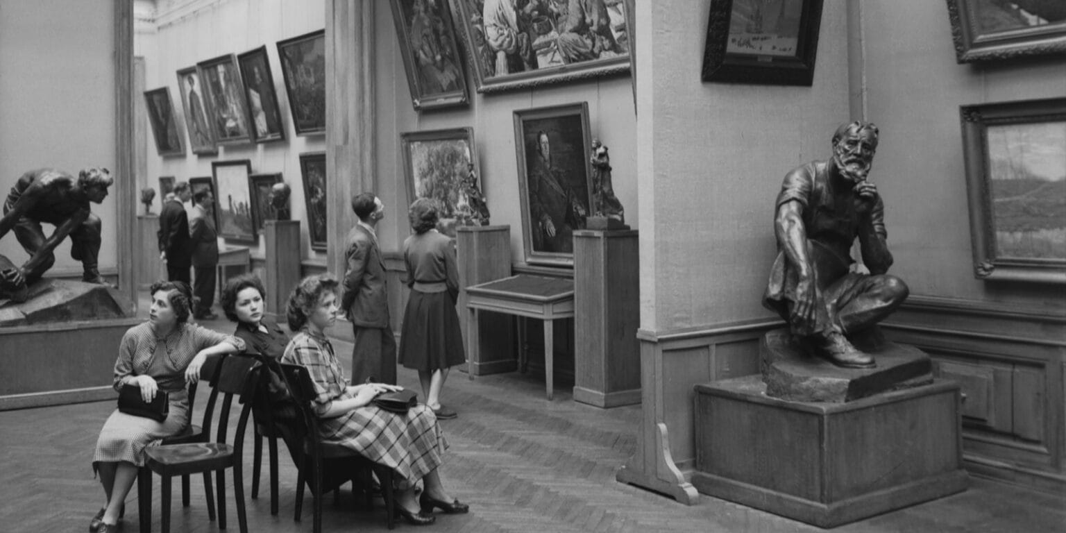В зале Государственной Третьяковской галереи. Москва. 1957 г. Фото А. Моклецова. Главархив Москвы