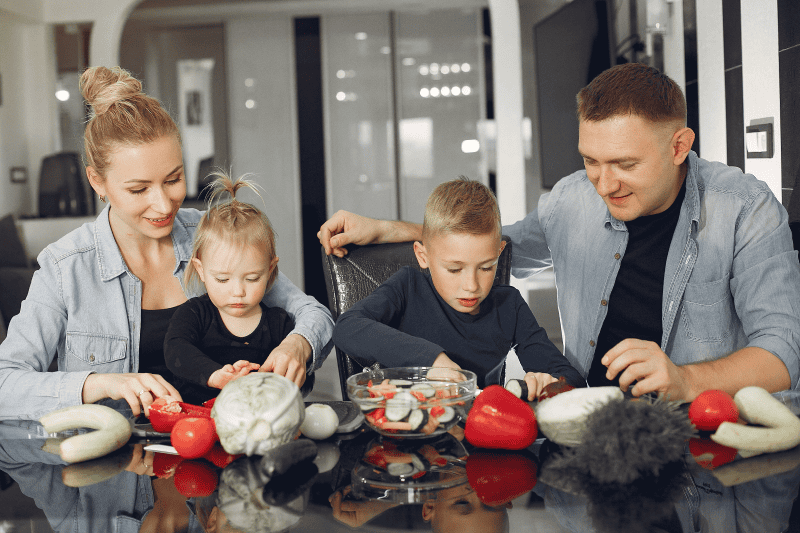 семья, кухня, готовка, обед, Фото prostooleh / Freepik