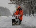 уборка снега, зима, фото Юлия Смагринская