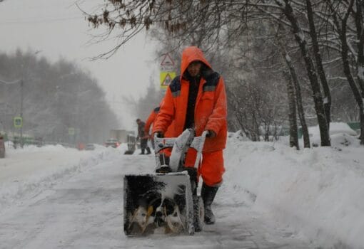 уборка снега, зима, фото Юлия Смагринская