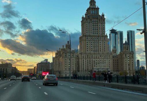 небо, осень, облака, Москва, дорога, Машины, высотка