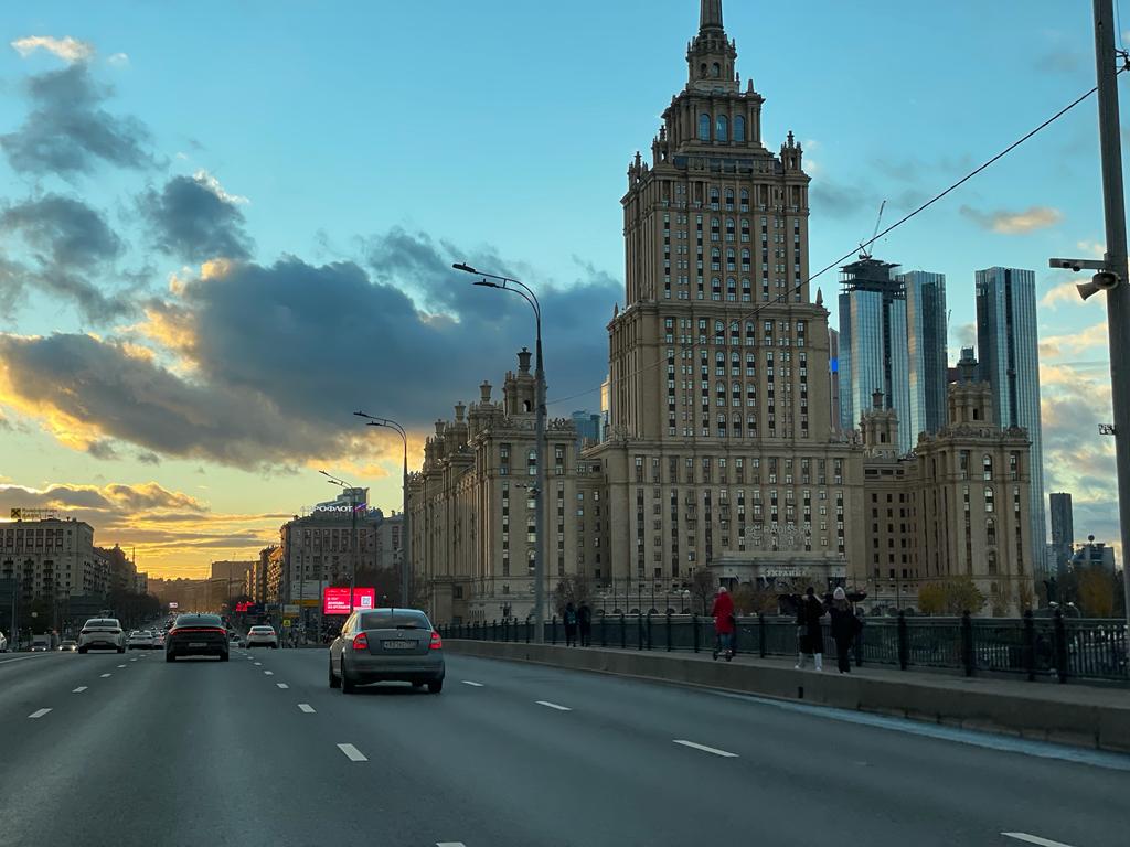 небо, осень, облака, Москва, дорога, Машины, высотка