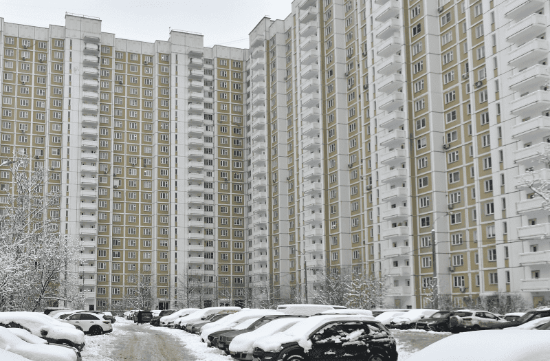 дом,недвижимость, зима, машины, двор, Фото Сергея Киселёва / агентство «Москва»