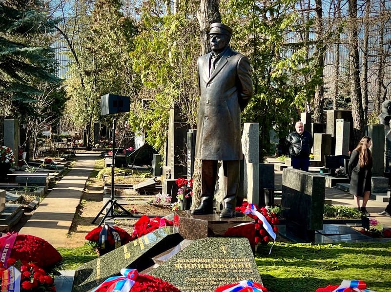 Памятник Жириновскому,Фото с сайта ЛДПР