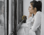 депрессия, грусть, окно,Фото Freepik